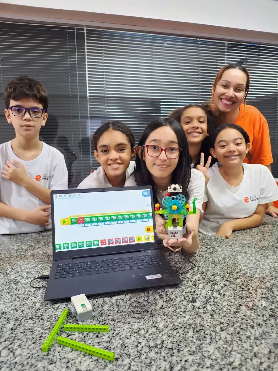 Alunos do Fundamental Anos Finais com projeto de robótica