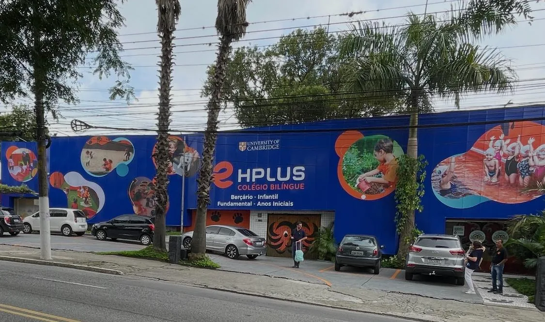 Fachada da Unidade I do COLÉGIO HPLUS, na Rua Pio XI, vista da rua em toda a sua extensão