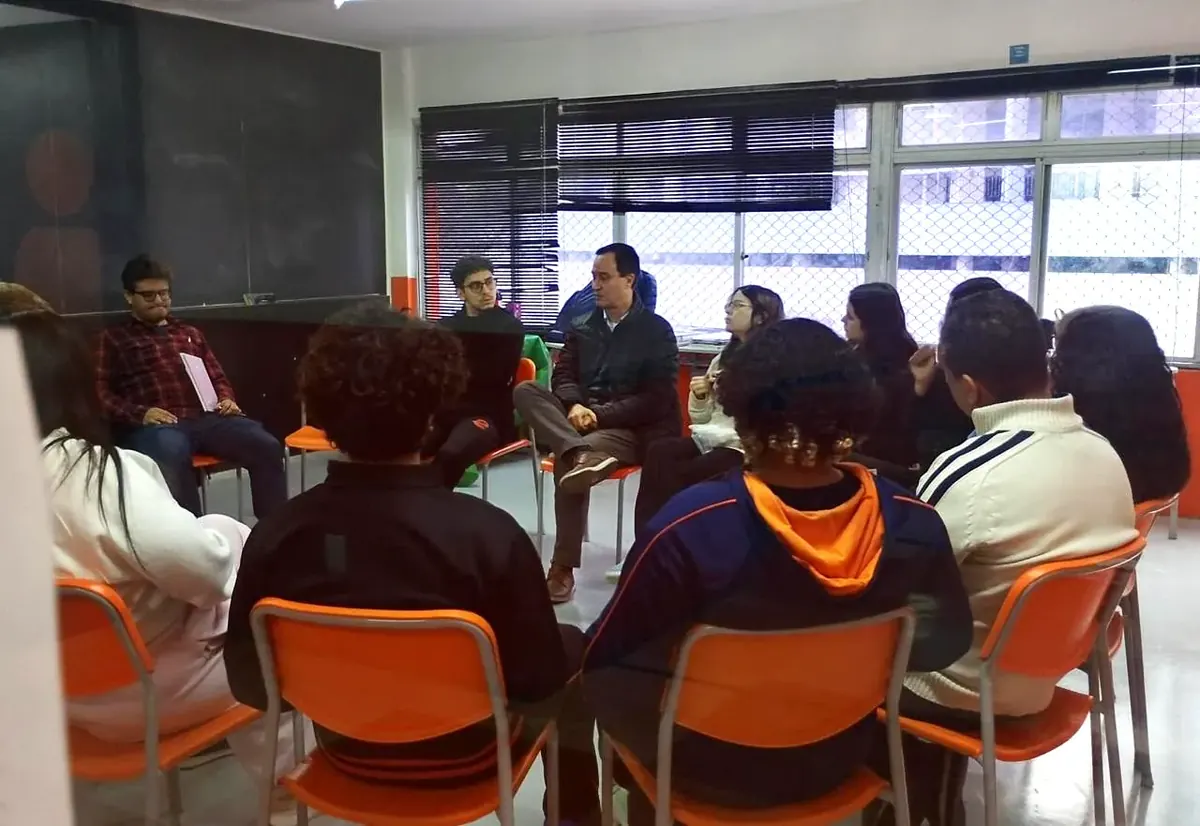 Alunos do Ensino Médio em roda com dois profissionais convidados, em conversa sobre escolha de curso
